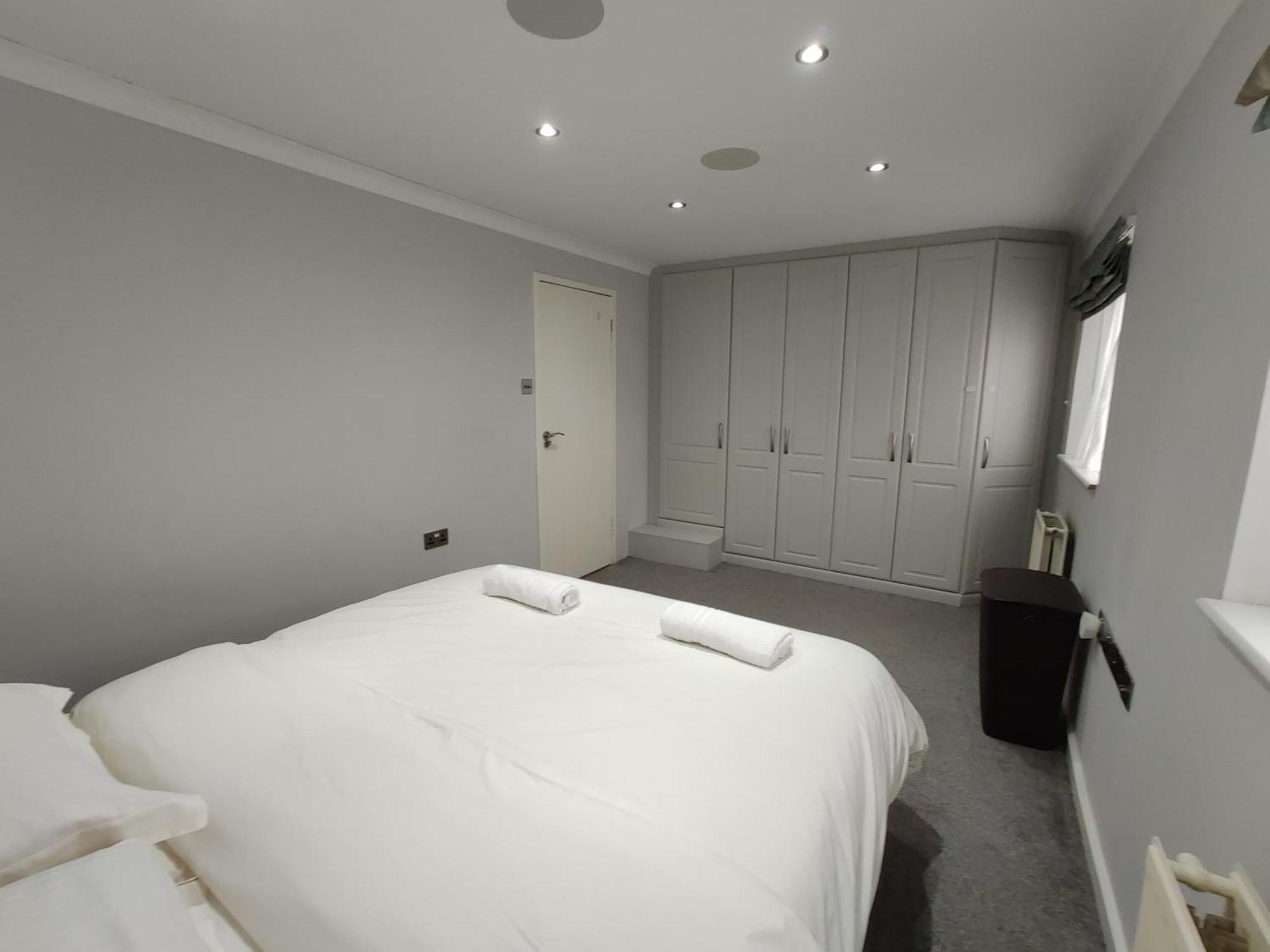 South Ockendon Elegant 3-Bedroom Home, Sleeps Up To 5 Guest. מראה חיצוני תמונה